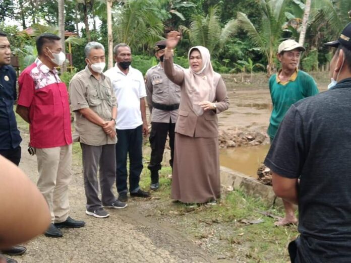 Ketua Komisi II DPRD Kolaka, Asmani Arif bersama jajarannya menemui masyarakat desa Pondre, Jumat (28/8/2021).