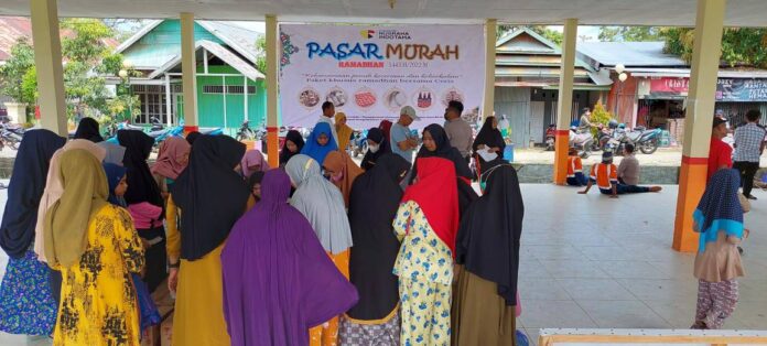 Sejumlah warga memenuhi stand pasar murah yang digelar PT Ceria Nugraha Indotama di kecamatan Wolo, kabupaten Kolaka, Sulawesi Tenggara pada Sabtu (23/4/2022) pagi.