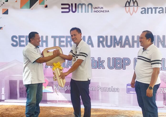 General Manager PT ANTAM Tbk UPBN Kolaka, Nilus Rahmat didampingi Mining and Operation Support Senior Manager, Andik Yudiarto secara simbolis menyerahkan kunci rumah kepada salah satu karyawan ANTAM.